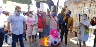 Con quema de gorras, integrantes del STPEIDCEO rechazan imposiciones