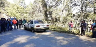 Localizan hombre sin vida en cajuela de vehículo; familiares se llevan el cadáver