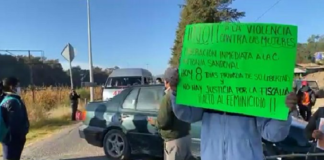 Con bloqueo, pobladores de Atatlahuca exigen liberación de dos comuneros