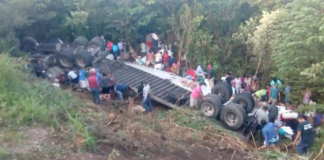 Vuelca tráiler que transportaba aceite comestible en el Istmo; un lesionado