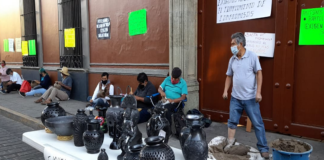 Artesanos de Coyotepec protestan en Casa oficial para exigir conclusión de mercado