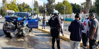 Choca contra semáforo en Av. Universidad