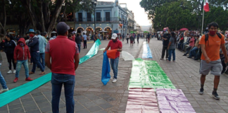 Comerciantes retan al municipio de Oaxaca; se reparten espacios en el zócalo
