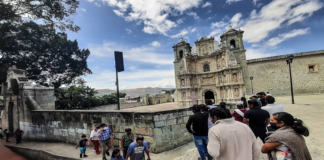 Pese a COVID-19, feligreses acuden a la iglesia de la Soledad