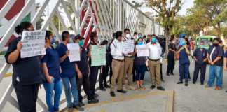 Protestan empleados de limpieza en Hospital de Juchitán; piden mejoras laborales