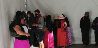 Pobladores de San Mateo del Mar cumplen 4 días de plantón en zócalo de Oaxaca