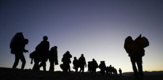 Unos 300 migrantes cubanos intentan cruzar la frontera entre México y EU
