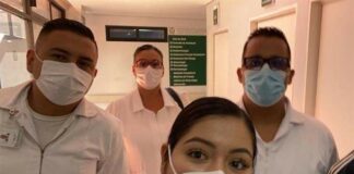 Pasan médicos la Navidad lejos de su casa