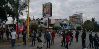 Con bloqueos, sindicalizados del IEBO exigen pagos