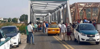 Pobladores bloquean Puente de Fierro para exigir pago de siniestro