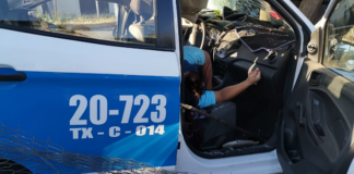 Fuerte accidente entre taxi y volteo en Tutla