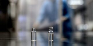 Advierten de brokers que ofrecen vacunas Covid a sobreprecio