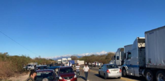 Con bloqueo, pobladores exigen solución en escuela del Istmo