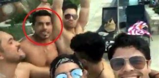 Tunden a médico que recibió vacuna por asistir a fiesta