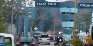 Con bloqueo, pobladores de Sola de Vega exigen destitución de edil