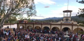 Tras bloqueo, pobladores destituyen a edil de Sola de Vega