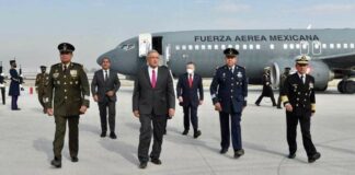 AMLO estrena las pistas del aeropuerto de Santa Lucía