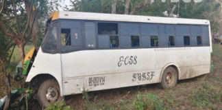 Fuerte volcadura de autobús en Tuxtepec deja 40 lesionados