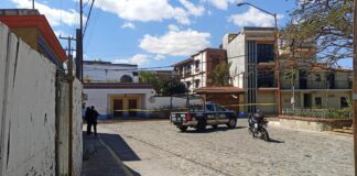 Por segunda vez dejan manta y cabeza de puerco vs ex asesora de Murat