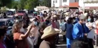 Acusan desorganización en vacunas contra coronavirus en Oaxaca