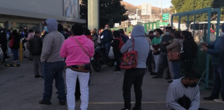 Pese a COVID, largas filas en módulos del INE para tramitar credencial de elector