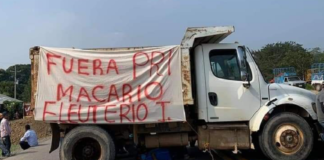 Por segundo día, pobladores de Mazatlán bloquean carretera en el Istmo