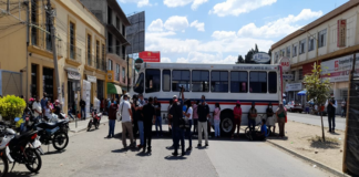 Con bloqueo, comerciantes exigen frenar hostigamiento