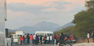 Músicos bloquean carretera en el Istmo para exigir apoyos