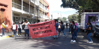 Marchan normalistas por calles de Oaxaca, rechazan recorte presupuestal