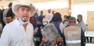 Edil de Santiago Juxtlahuaca exhibe a funcionarios de Bienestar, tardan horas para pagar