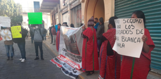 Le llueven protestas a Obrador durante conferencia mañanera en Oaxaca