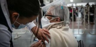 Próximas vacunas de Pfizer serán para adultos mayores de ciudades