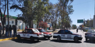 Taxistas cierran la carretera federal 190, exigen colocación de topes
