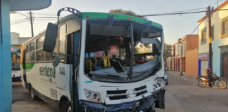 ¡Por carreritas! Urbaneros chocan en pleno centro de la ciudad