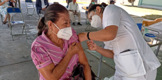 Hospital de Tlacolula aplica vacuna contra covid-19 a adultos mayores