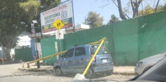 Luminaria cae sobre vehículo en Av. Universidad, solo daños materiales