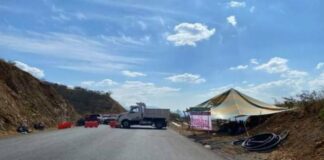 Pobladores de Coatlán paralizan obras en autopista a la Costa; exigen atención a sus demandas
