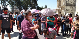 Protestan padres de familia para exigir calzado de calidad