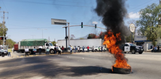 Pobladores de Atitlán bloquean Hacienda Blanca; piden recursos