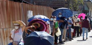Por vacuna contra COVID-19, abuelitos causan aglomeraciones en calles de Oaxaca