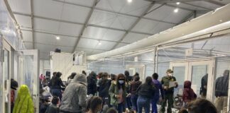Fotos revelan custodia de niños migrantes en condiciones inhumanas