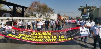 Marchan profesores de Oaxaca en apoyo a jubilados de Chiapas