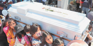 Niñas cargan ataúd de su amiga Wendy Yoselin de 16 años asesinada en Xonacatlán