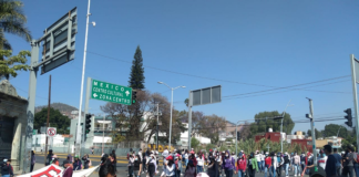 Normalistas secuestran autobuses y marchan en la capital oaxaqueña; piden pase automático