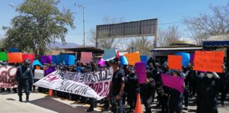 Policías de Oaxaca no cesan protestas, piden salida de secretario