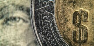 Peso cae 1% tras aprobación del Congreso a la reforma eléctrica