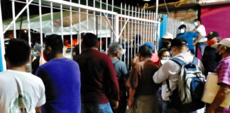 Por falta de vacunas, pobladores de Zaachila retienen a servidores de la nación