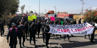 Marchan policías de Oaxaca; exigen renuncia de secretario