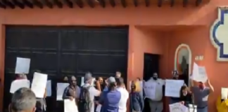 Se enfrentan integrantes del STPEIDCEO, rechazan firma de pliego petitorio
