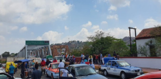 Pobladores bloquean Puente de Fierreo en Istmo; denuncian despojo de tierras